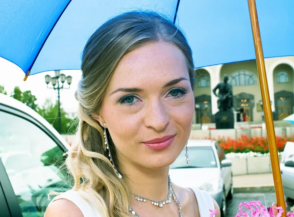 Braut mit blauem Regenschirm — Stockfoto