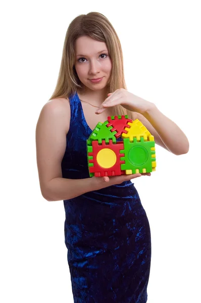 Девушка держит игрушечный домик — стоковое фото