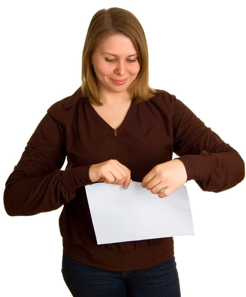 Młode kobiety uśmiechający się urywa się papieru — Zdjęcie stockowe