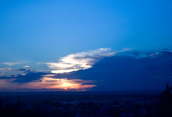 Solnedgång på en blå himmel — Stockfoto