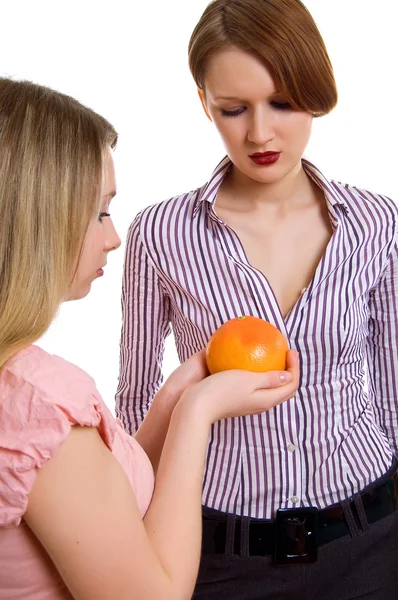 Lány kínál a barátnője egy grapefruit — Stock Fotó