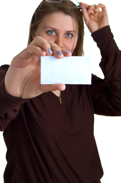 Ženy v brýlích ukazuje prázdnou bílou kartu — Stock fotografie