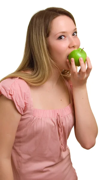 Giovane bella ragazza mangia una mela verde — Foto Stock