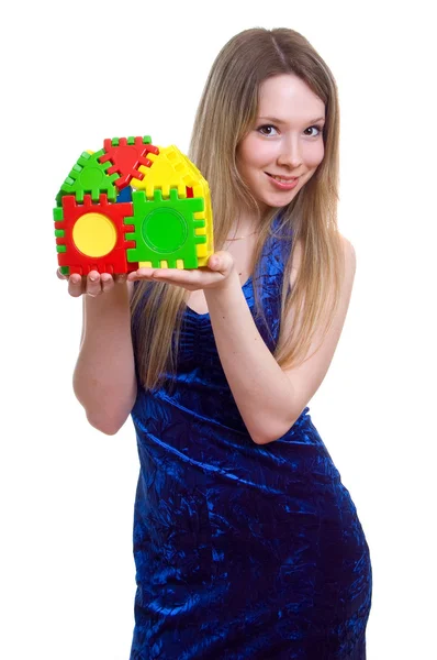 Dívka drží dům hraček — Stock fotografie