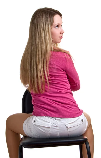 Lachende meisje zit op een stoel — Stockfoto
