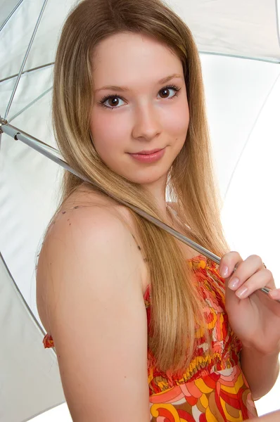 Молода усміхнена дівчина з парасолькою — стокове фото