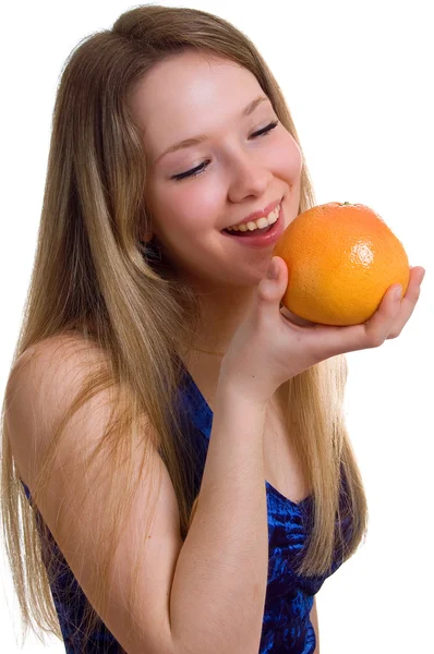 Улыбающаяся девушка с апельсиновым грейпфрутом — стоковое фото