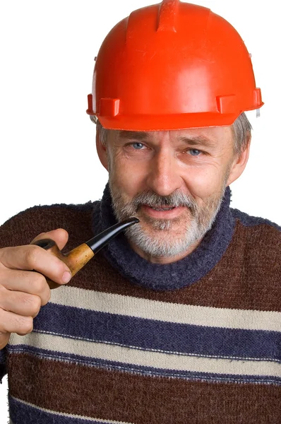 Uomini sorridenti in un casco rosso da costruzione — Foto Stock