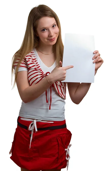 Девушка показывает пустой лист — стоковое фото