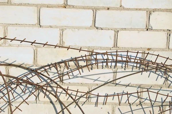 Duvara karşı eski dikenli tel — Stok fotoğraf