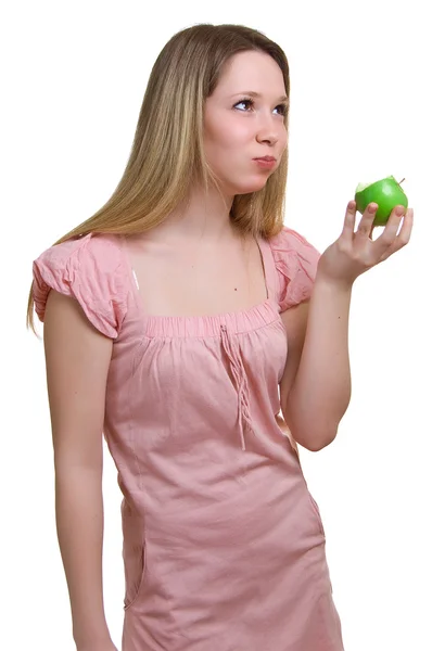 Güzel bir kız bir yeşil elma yiyor. — Stok fotoğraf