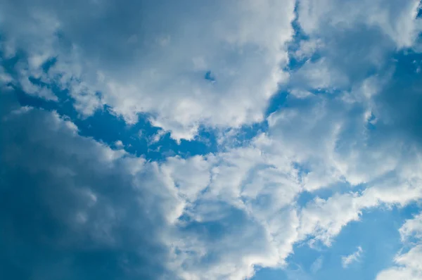 Donkerblauwe lucht met wolken — Stockfoto