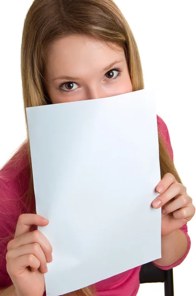 Dziewczyna pokazuje pusty arkusz białego papieru — Zdjęcie stockowe