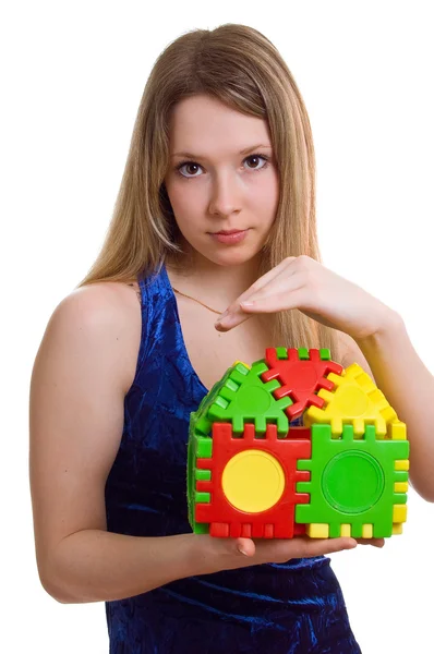Красивая девушка держит игрушечный домик — стоковое фото