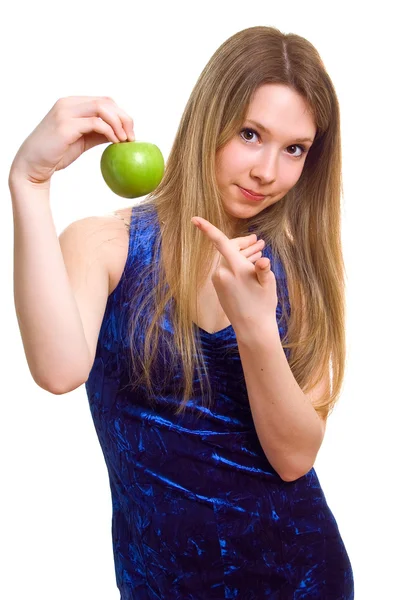Девушка в синем платье с зеленым яблоком — стоковое фото