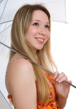bir şemsiye ile gülümseyen kız