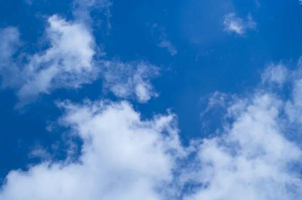 Cielo azul con nubes —  Fotos de Stock