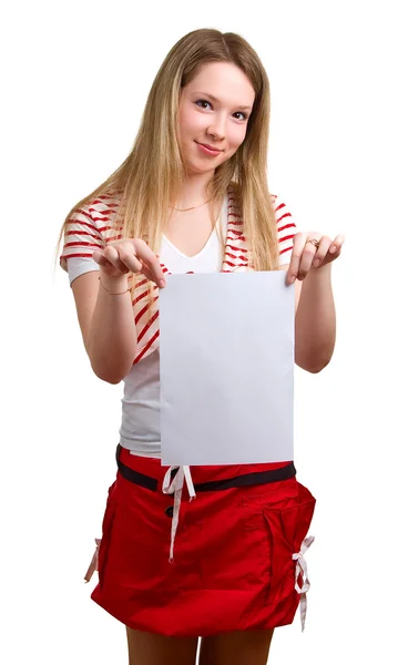 Dívka ukazuje prázdný list bílého papíru — Stock fotografie