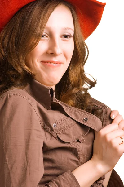 Девушка в красной шляпе и рубашке — стоковое фото