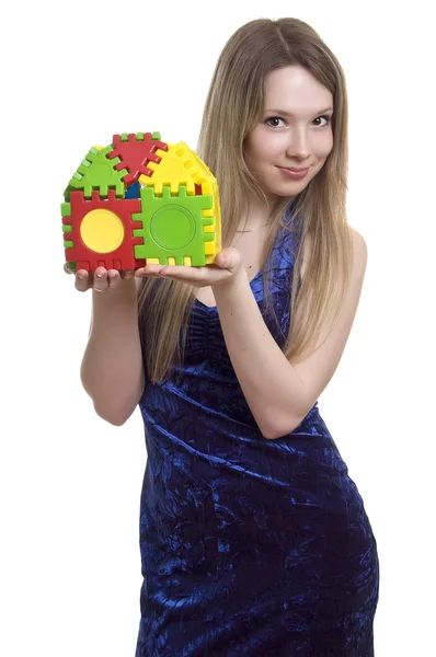 Молодая красивая девушка держит игрушечный домик — стоковое фото