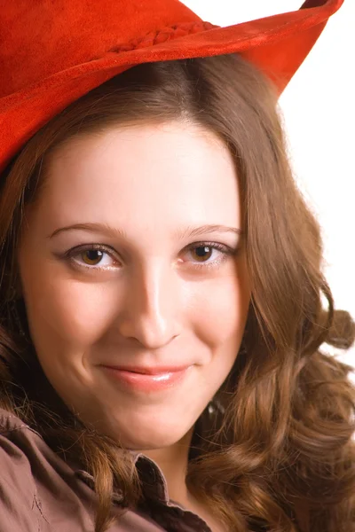 Молода красива дівчина в червоному капелюсі — стокове фото