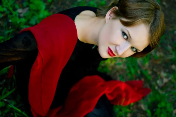 빨간 스카프로 젊은 여성 — 스톡 사진