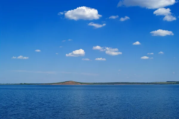 平静的水面的湖和山 — 图库照片