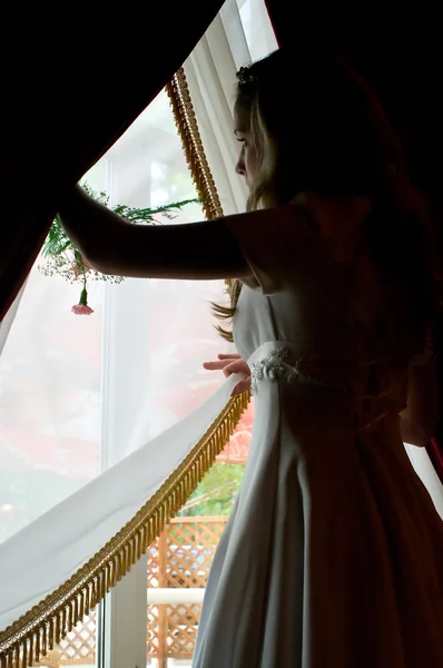 Beautiful bride prepares for wedding — Stock Photo, Image