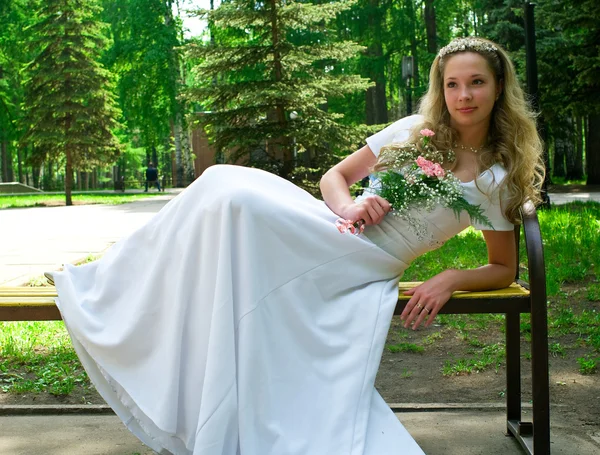 Nevěsta v bílých svatebních šatech — Stock fotografie