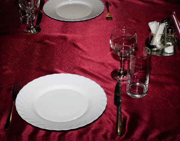 Restaurant tabel met aardewerk — Stockfoto