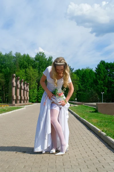 Νύφη διορθώνει μια γυναικεία κάλτσα — Φωτογραφία Αρχείου