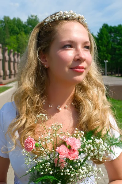 Portret van de gelukkige bruid — Stockfoto