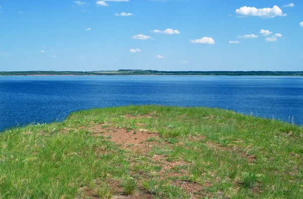 Paisaje con aguas tranquilas del lago —  Fotos de Stock