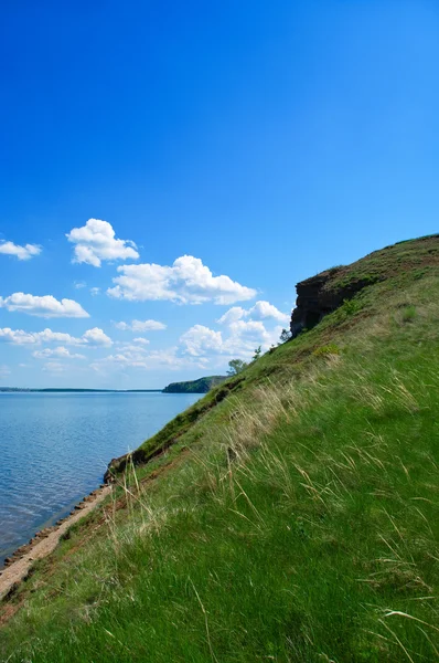 Landskap med rock över sjön sjö — Stockfoto