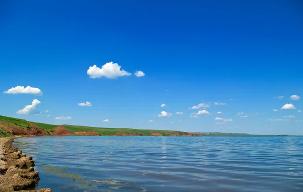 Тихая вода озера — стоковое фото