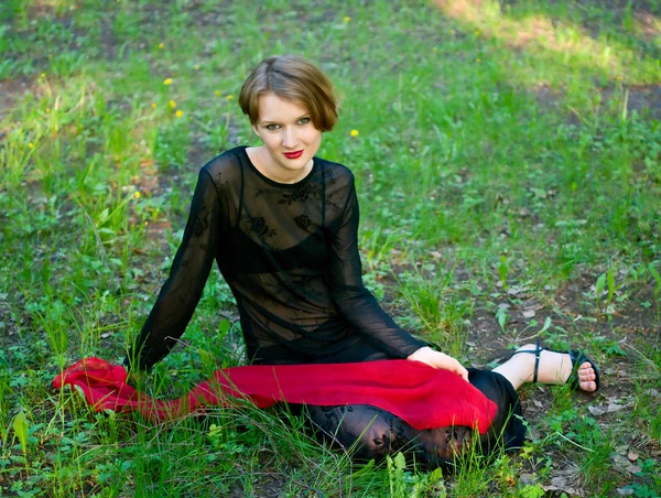 赤いスカーフを持つ若い女性 — ストック写真