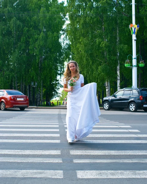 Beautiful bride passes road — Stock Photo, Image