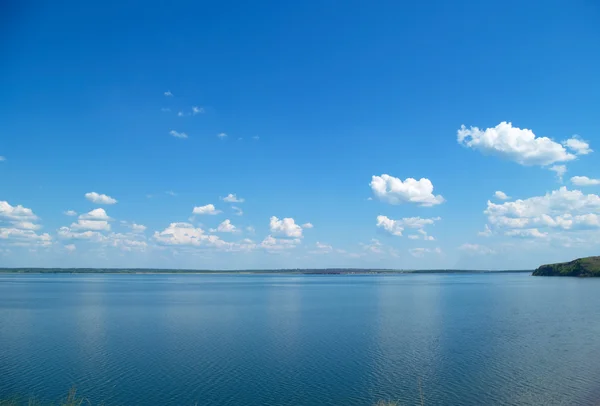 호수의 조용한 물 — 스톡 사진