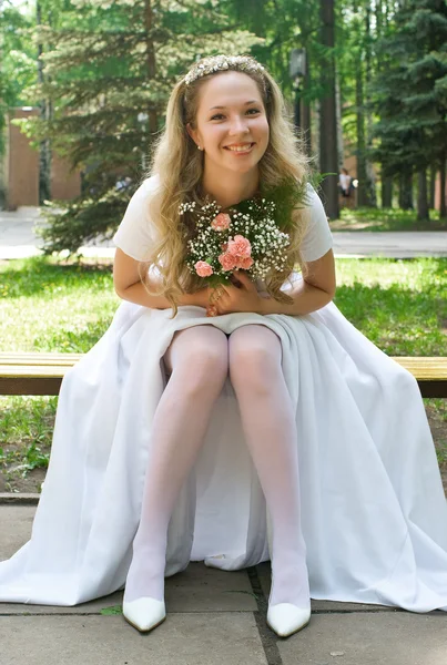 Sposa felice in un abito da sposa bianco — Foto Stock