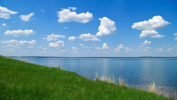 Krajina s klidnou vodou jezera — Stock fotografie