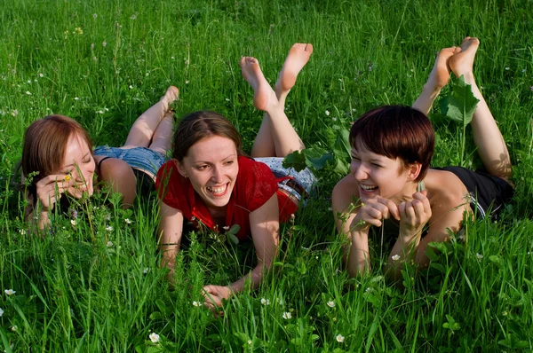 Las niñas yacen en una hierba verde — Foto de Stock