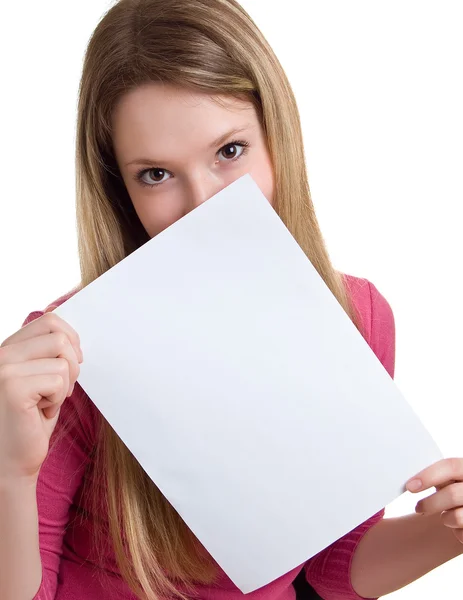 Genç kız beyaz bir kağıt gösterir — Stok fotoğraf