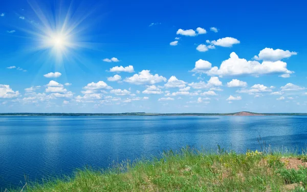 湖と夏の風景 — ストック写真