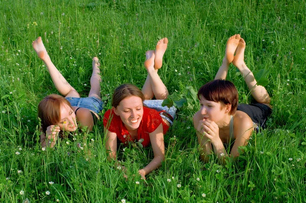 Девушки лежали в зеленой летней траве — стоковое фото