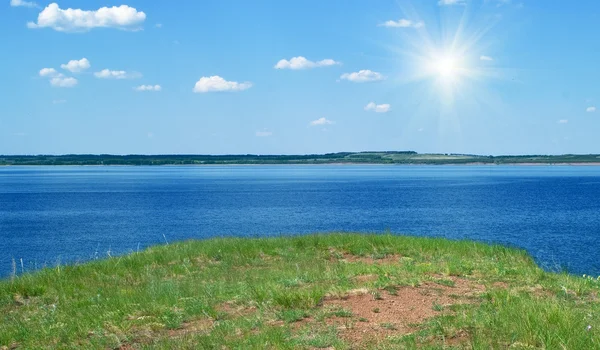 Landskap med lugnt vatten sjö — Stockfoto