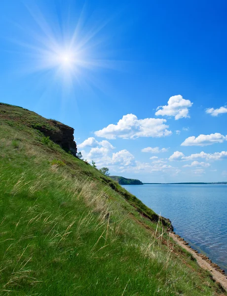 Landschaft mit Felsen über dem See — Stockfoto