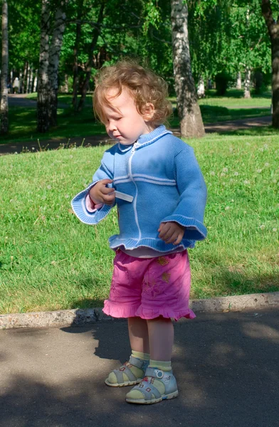 Kleines Mädchen mit Kreide — Stockfoto