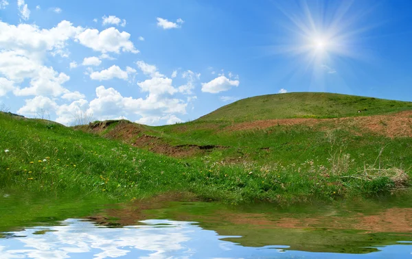 Krajobraz lato z jeziora i wzgórza — Zdjęcie stockowe