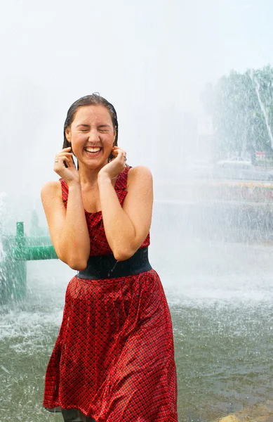 Meisje in een stad fontein — Stockfoto