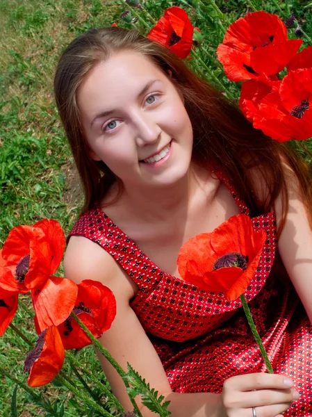 Poppies alandaki uzun saçlı kız — Stok fotoğraf